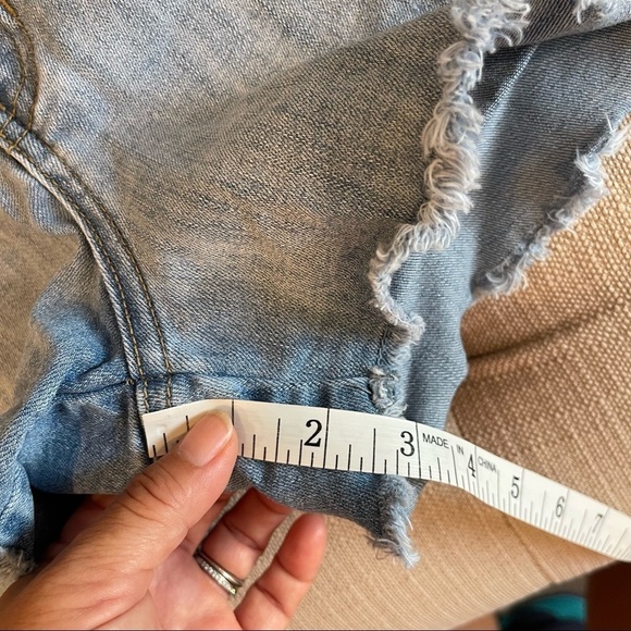 F: GUESS Women's Vintage Denim High-rise Light wash Shorts Sz 30 - Picture 10 of 12